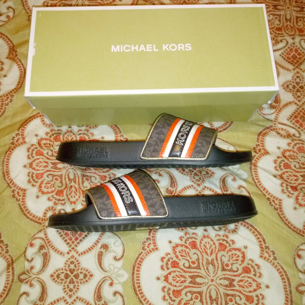 Michael Kors Gilmore Slides - Picture 4 of 10